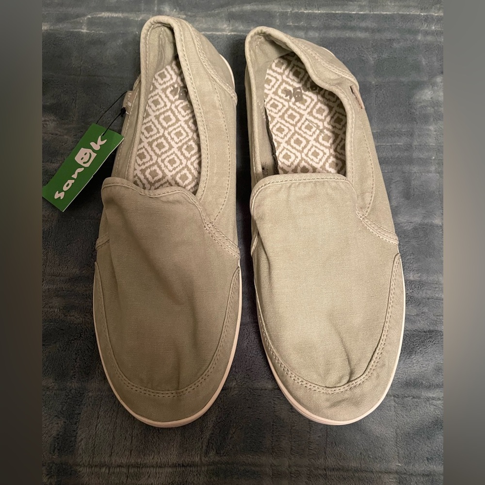 Sanuks Pair O Dice Size 10 in Arbor Mist BRAND NEW
